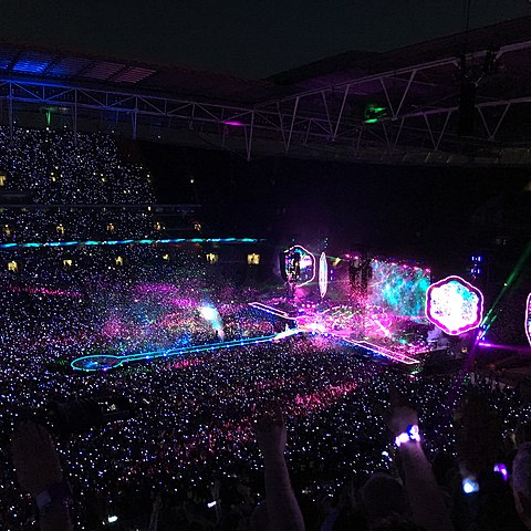 480px-A_Head_Full_of_Dreams_Tour,_Wembley_Stadium